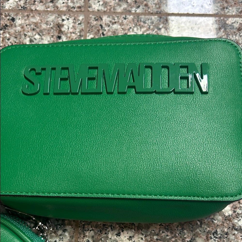 Steve Madden Vibrant Green Crossbody Bag - Picture 2 of 5